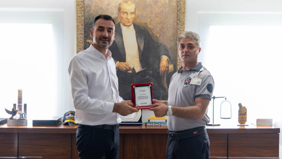 Başkan Vekili Çiçek’ten hayat kurtaran duyarlılığa plaket