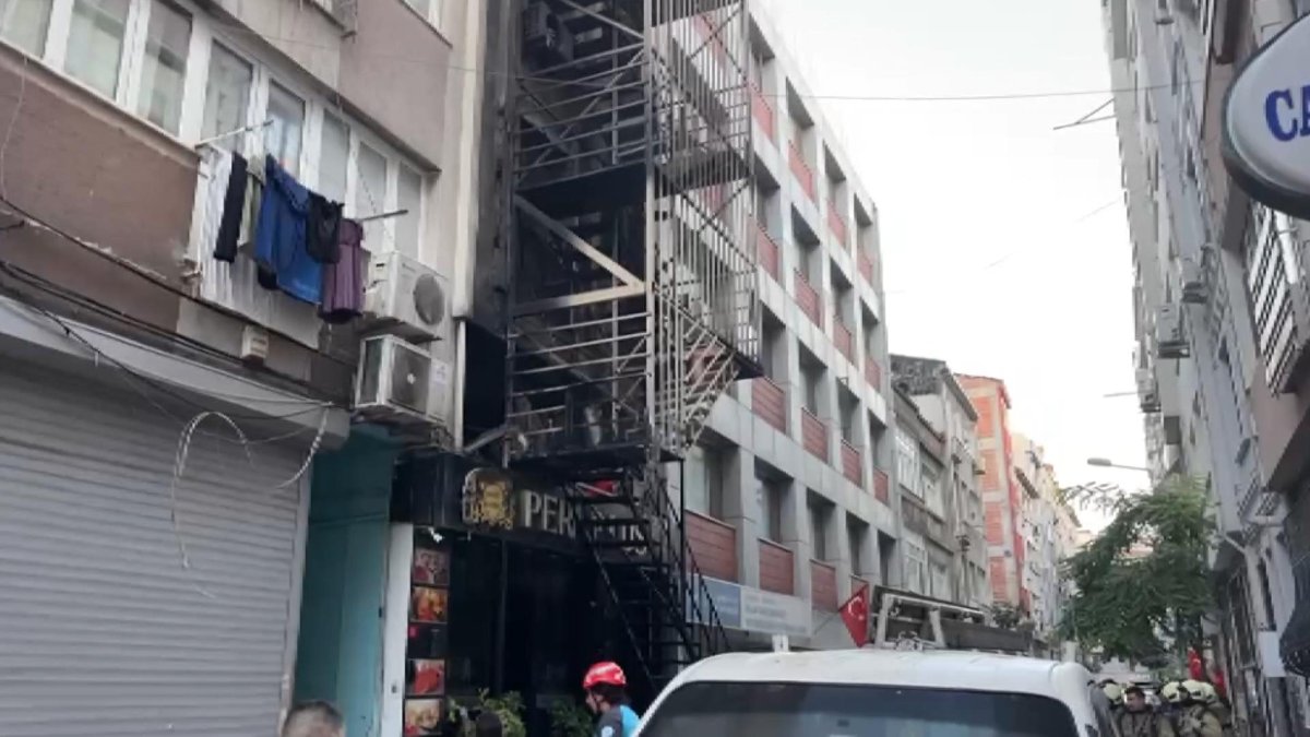 Bakırköy'de otel yangını; ekipler müdahale ediyor
