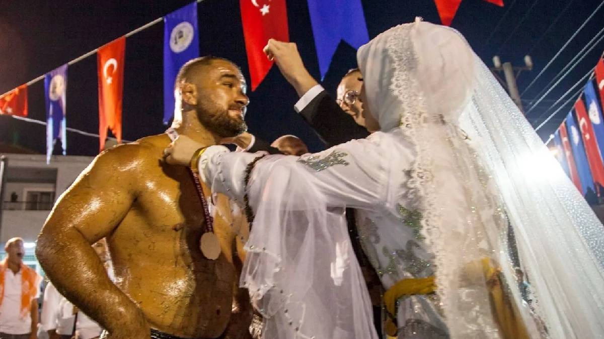 Görücü usulü evlendiler, üç gün üç gece düğün yaptılar:  Gelin 5 milyon liralık altınlarla kayıp