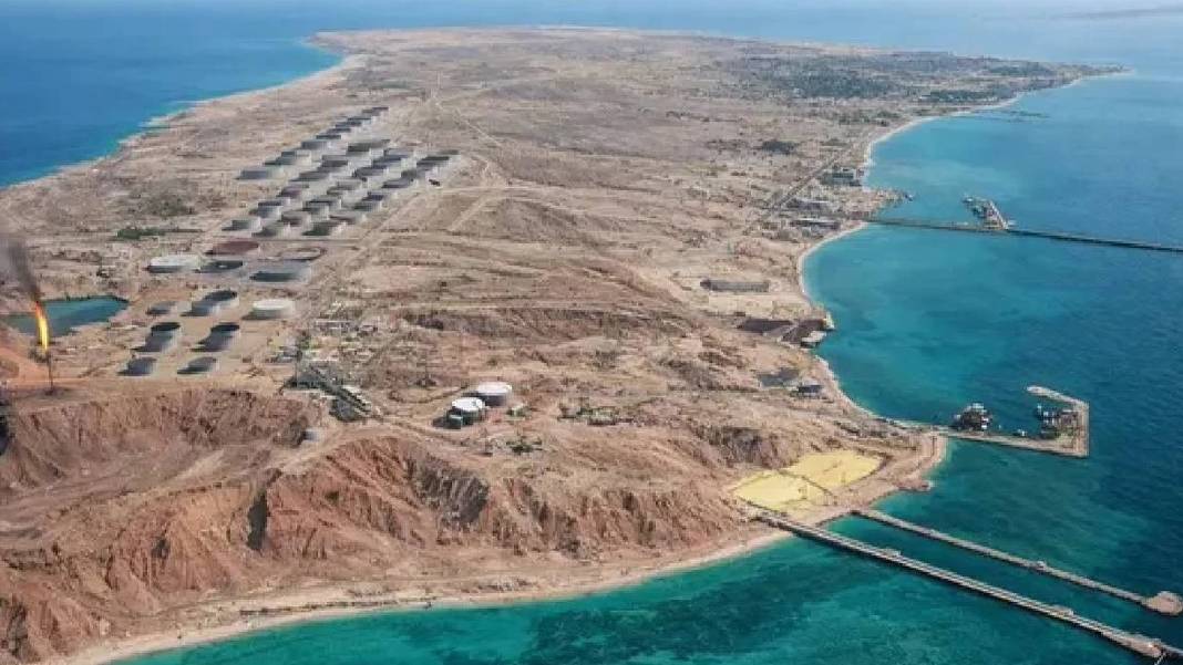Basra Körfezi'nde patlama sesleri: Hark Adası açıklarında hareketlilik