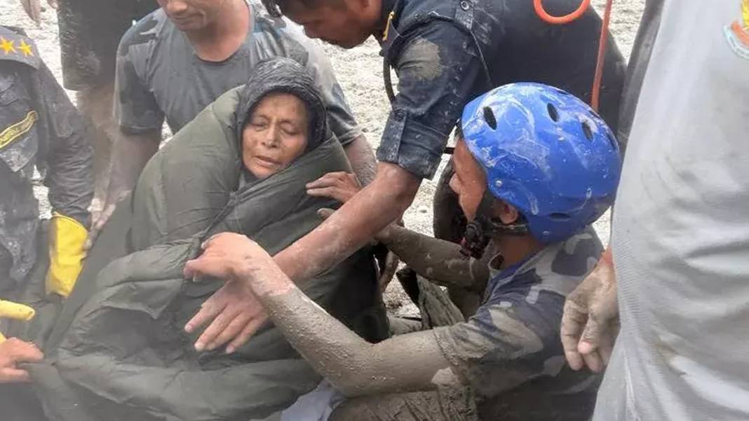 Nepal’de selin 11’inci gününde mucize kurtuluş: 64 yaşındaki kadın sağ bulundu