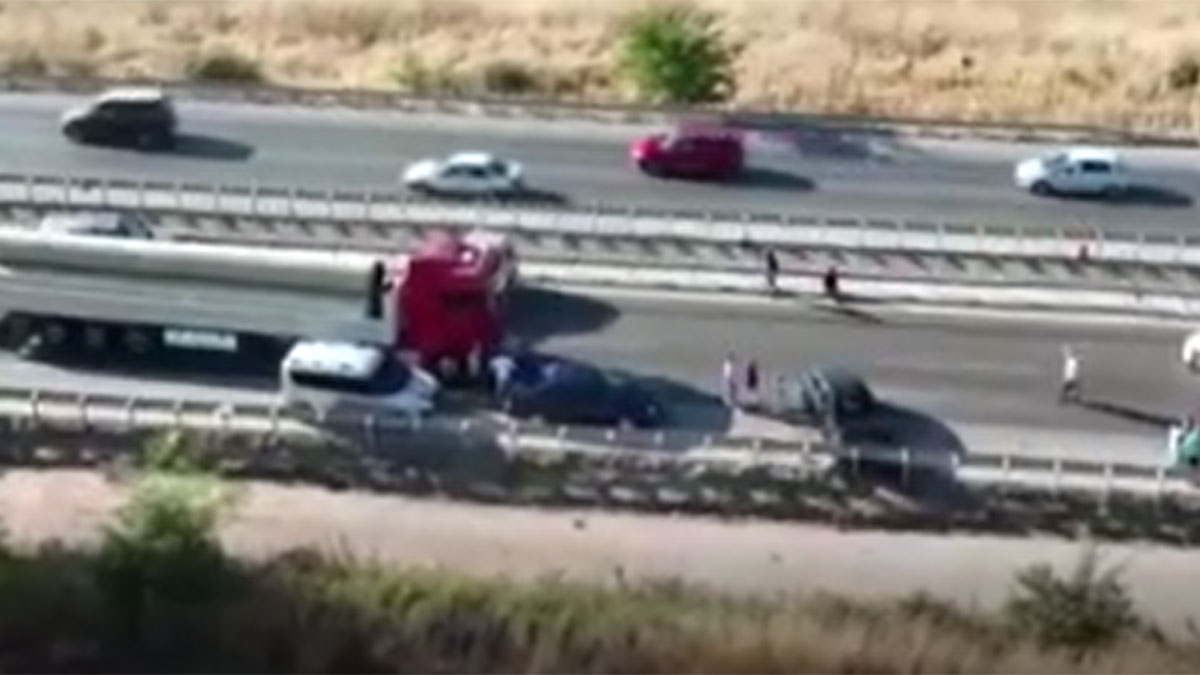 Bursa'da 10 araç birbirine girdi: Yakıt döküldü, yol savaş alanına döndü