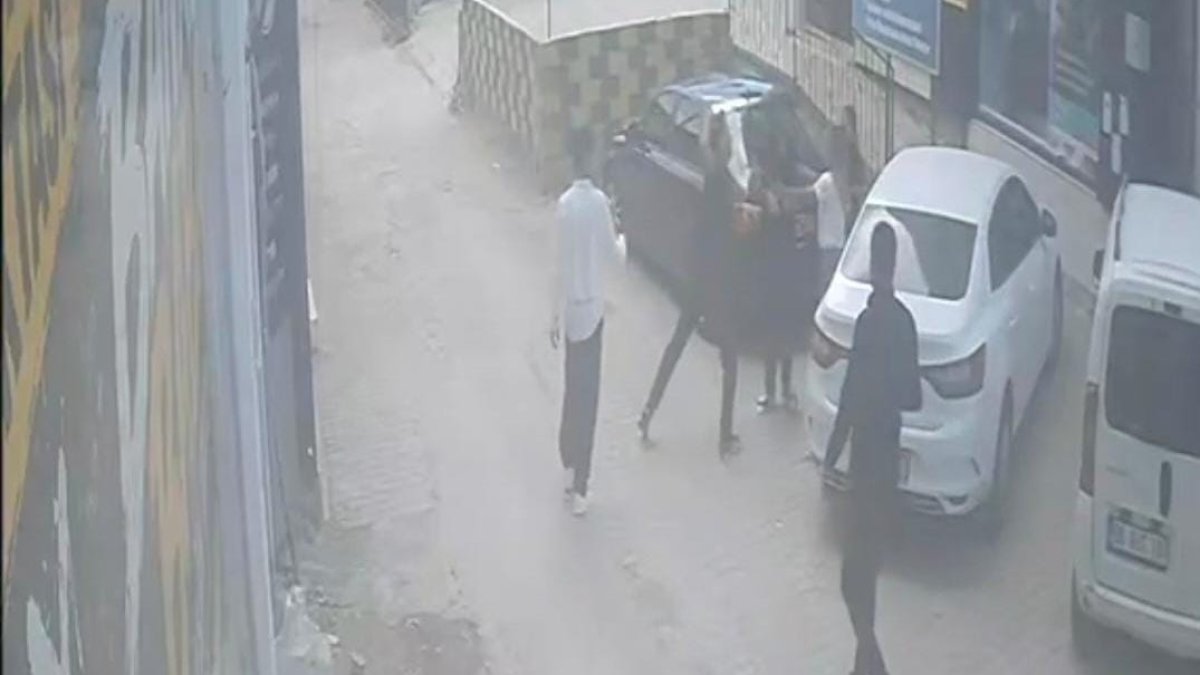 Darp edilen kadını kurtarmak isterken bıçaklandı: O anlar kamerada
