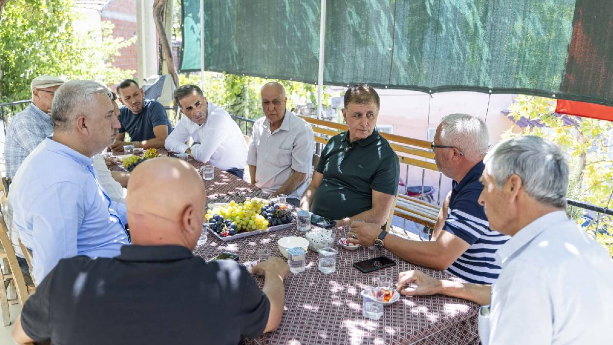 Başkan Tugay’ın Bergama turu: Üreticiyle bal sağdı, çocuklarla top oynadı, halkın derdini dinledi