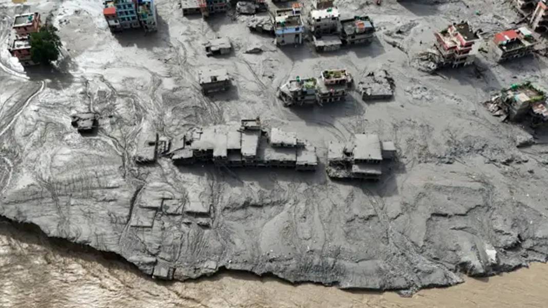 Nepal'deki sel felaketinde hayatını kaybedenlerin sayısı 1355'e çıktı