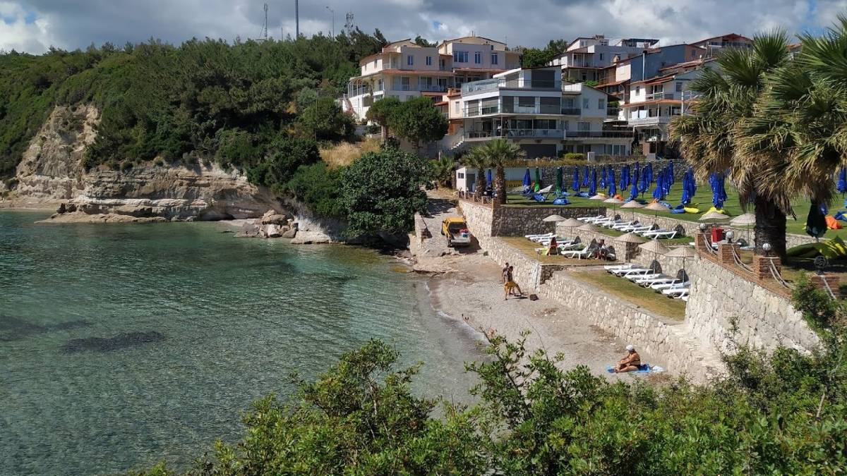 Kumlara değil kayalıklara havlu seriliyor! İzmir’in ezber bozan akvaryumu
