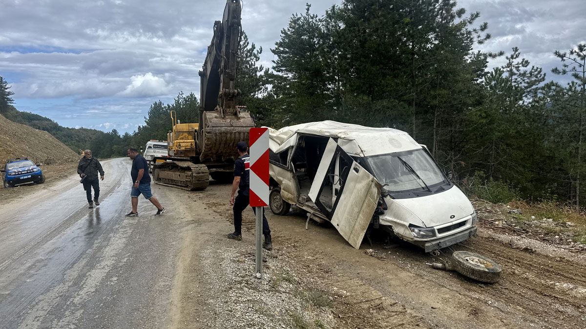 İşçileri taşıyan minibüs 40 metre yuvarlandı: 1 ölü, 4 yaralı