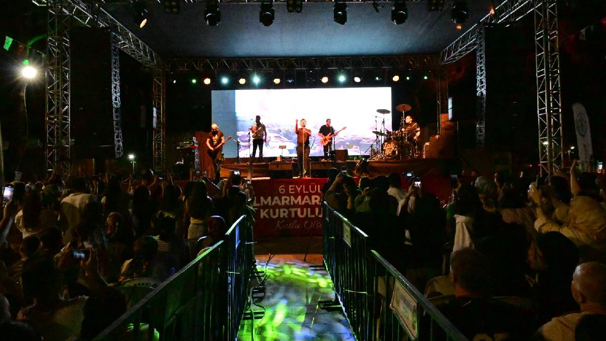 Gölmarmara’nın kurtuluş coşkusu Zakkum konseriyle taçlandı