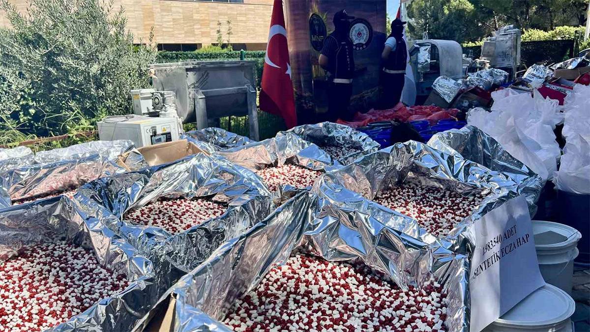1 milyar TL’lik dev uyuşturucu operasyonu: Milyonlarca hap ve 1,9 ton ham madde ele geçirildi
