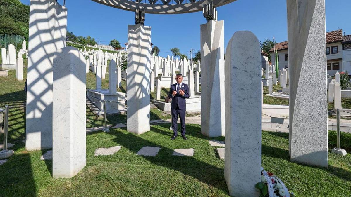 Özel’den Mladiç’e askeri tören tepkisi: İnsanlığımızdan kaybettirir