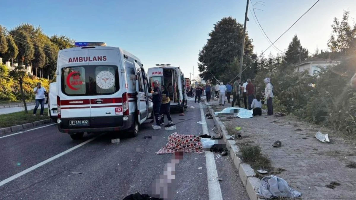 Tır ile işçileri taşıyan servis çarpıştı: Düzce'deki kazada 4 ölü, 8 yaralı