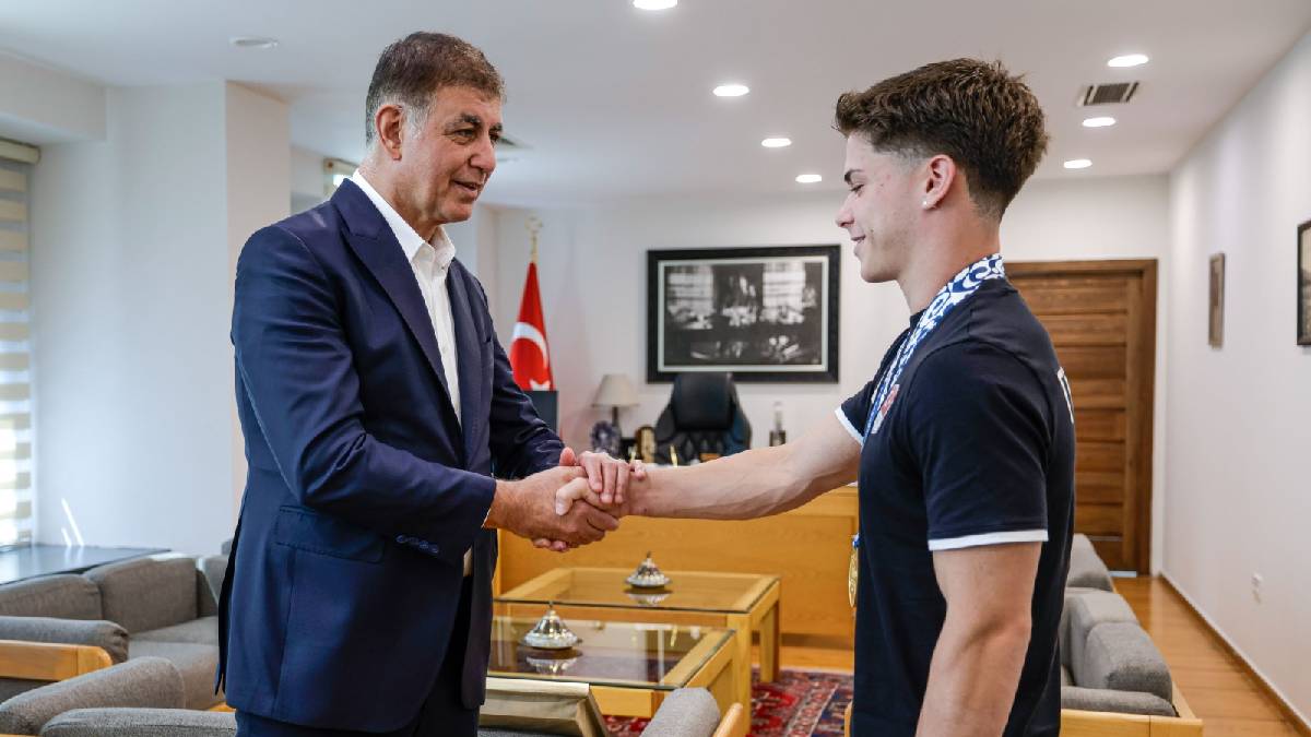 Başkan Tugay, altın madalyalı sporcuyu ağırladı