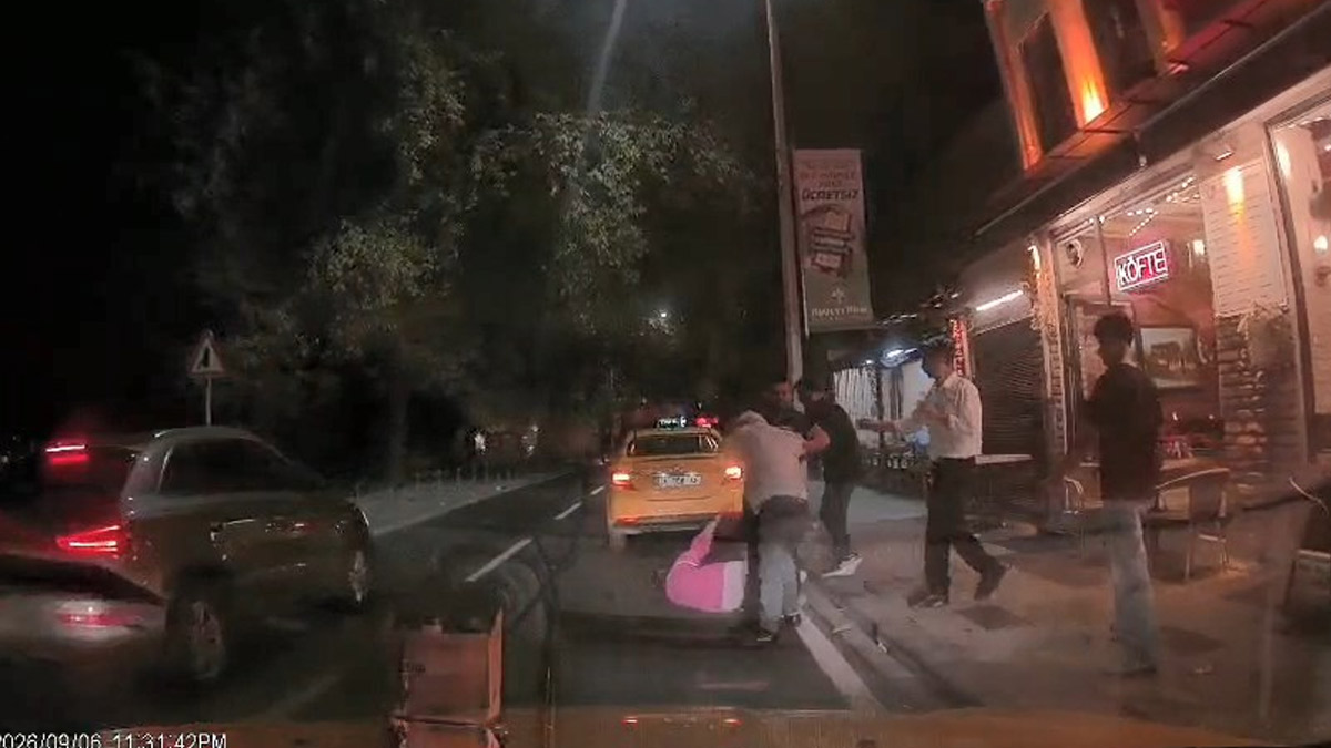 Fatih’te taksi şoförü ücrette anlaşamadığı yolcuları darbetti: O anlar kamerada