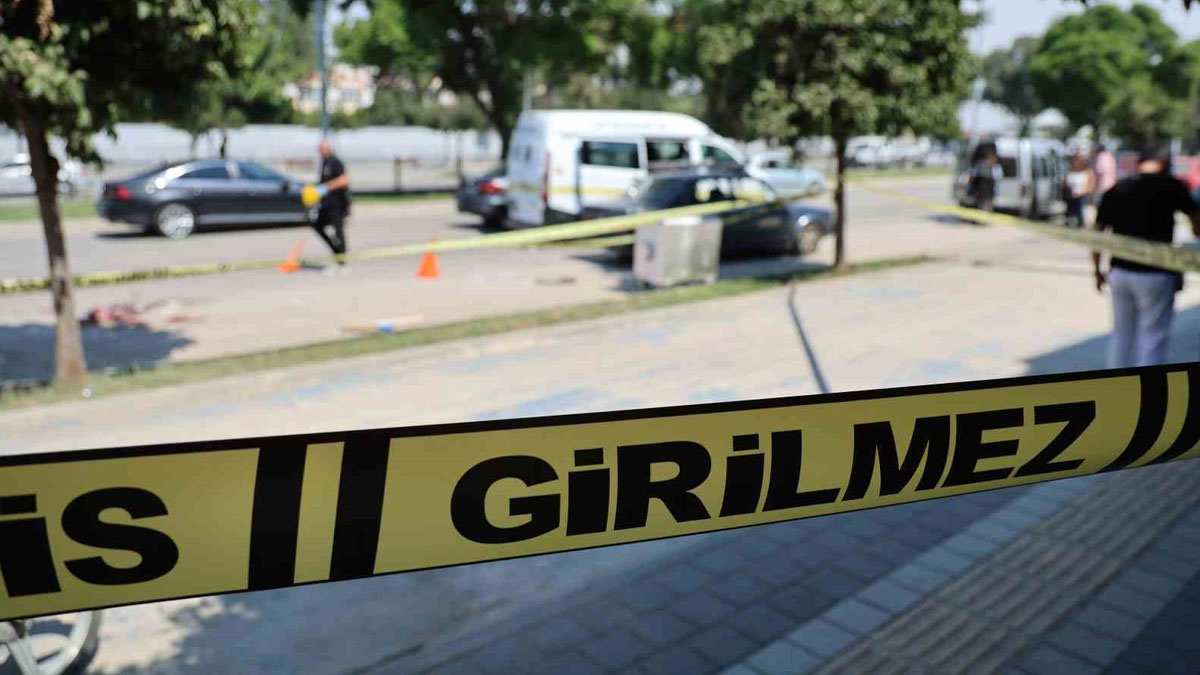Boşanma davasından çıktılar, silah ve bıçaklarla birbirlerine saldırdılar: 1 ölü, 5 yaralı