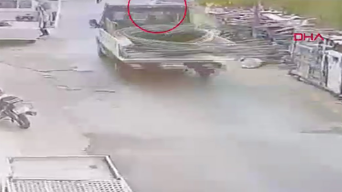 Kamyonetten sarkan demir 12 yaşındaki çocuğa çarptı: O anlar kamerada