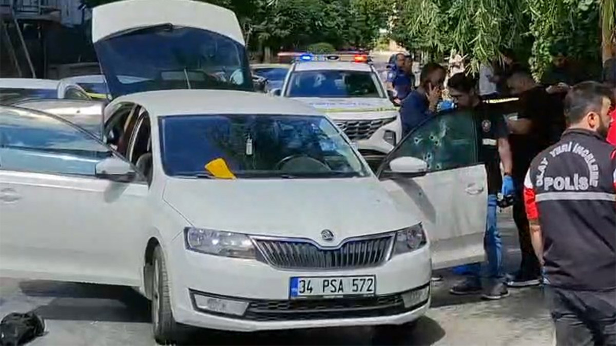 Çekmeköy’de seyir halindeki otomobile silahlı saldırı: 1 kişi hayatını kaybetti