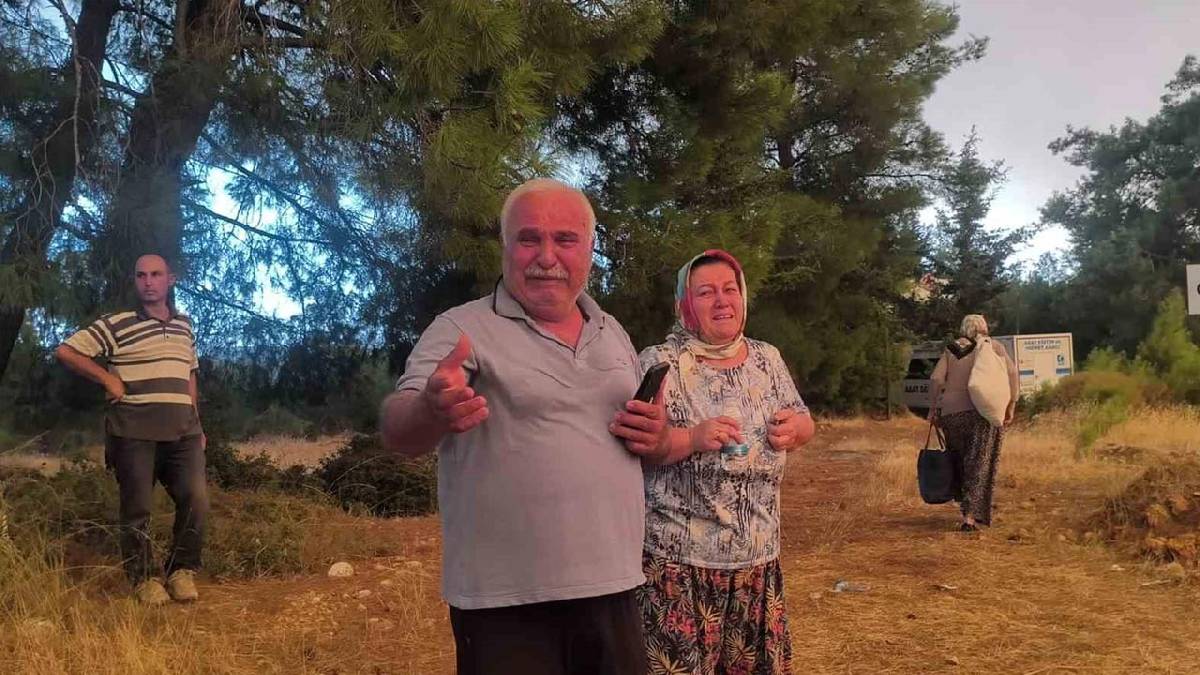 Antalya’daki yangında yürek burkan anlar: Evlerini terk edip gözyaşlarıyla izlediler