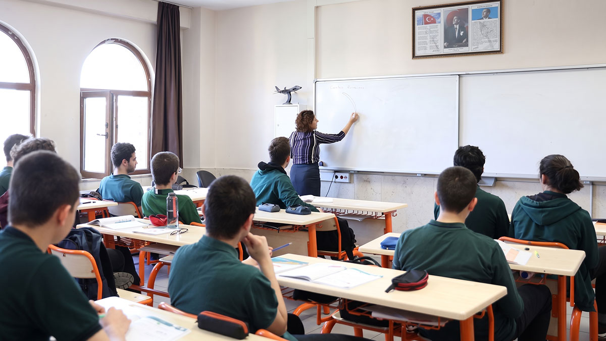 Yıllardır kullanılan okul tabelaları sökülüyor: MEB kimseye ayrıcalık tanımadı