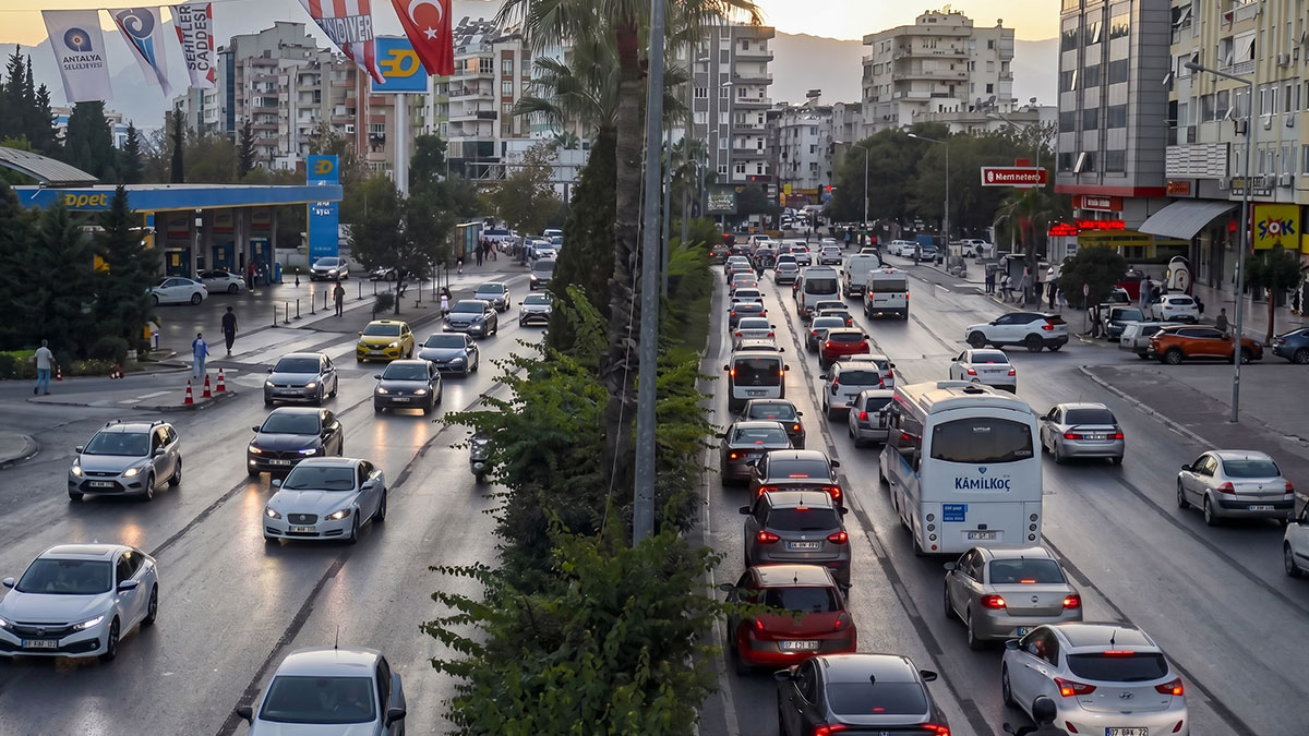 Trafikteki hayalet tıkanıklığın nedeni sürekli şerit değiştiren sürücüler