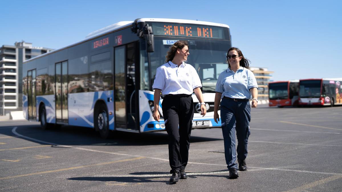 ESHOT şoförleri yeni görünümüyle İzmir yollarında