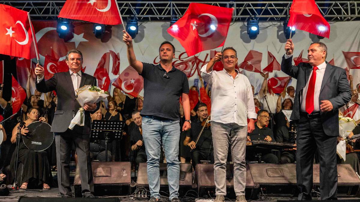 İzmir’in kurtuluşu Atatürk’ün sevdiği şarkılar ve Yıldırım Bekçi ile kutlandı