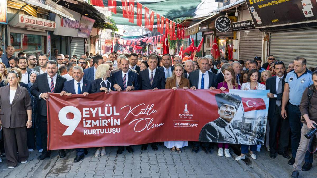 9 Eylül ruhu İzmir sokaklarında... Başkan Tugay İzmirlilerle yürüdü