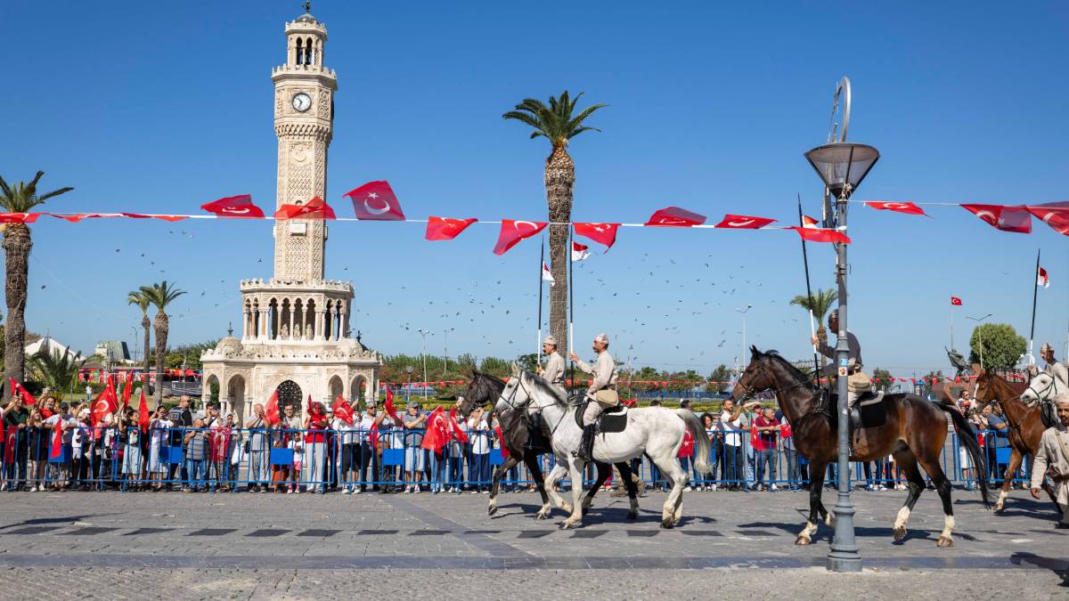 9 Eylül coşkusu Süvari Birlikleri’nin bayrak töreniyle devam ediyor