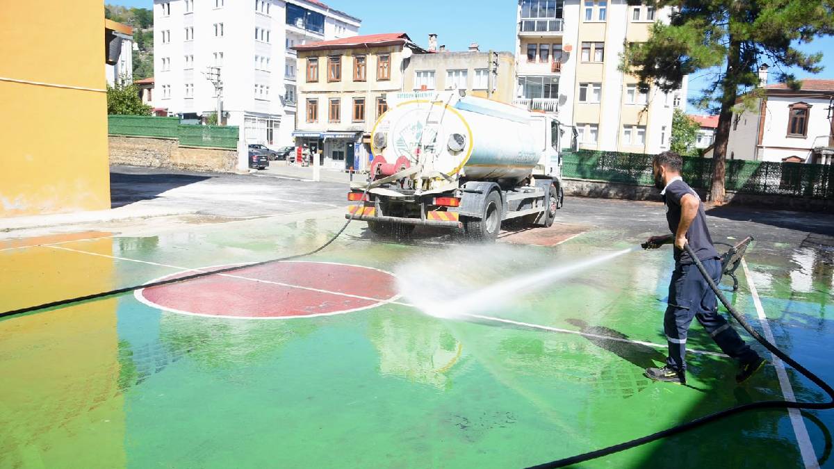 Giresun Belediyesi okul bahçelerini yıkıyor