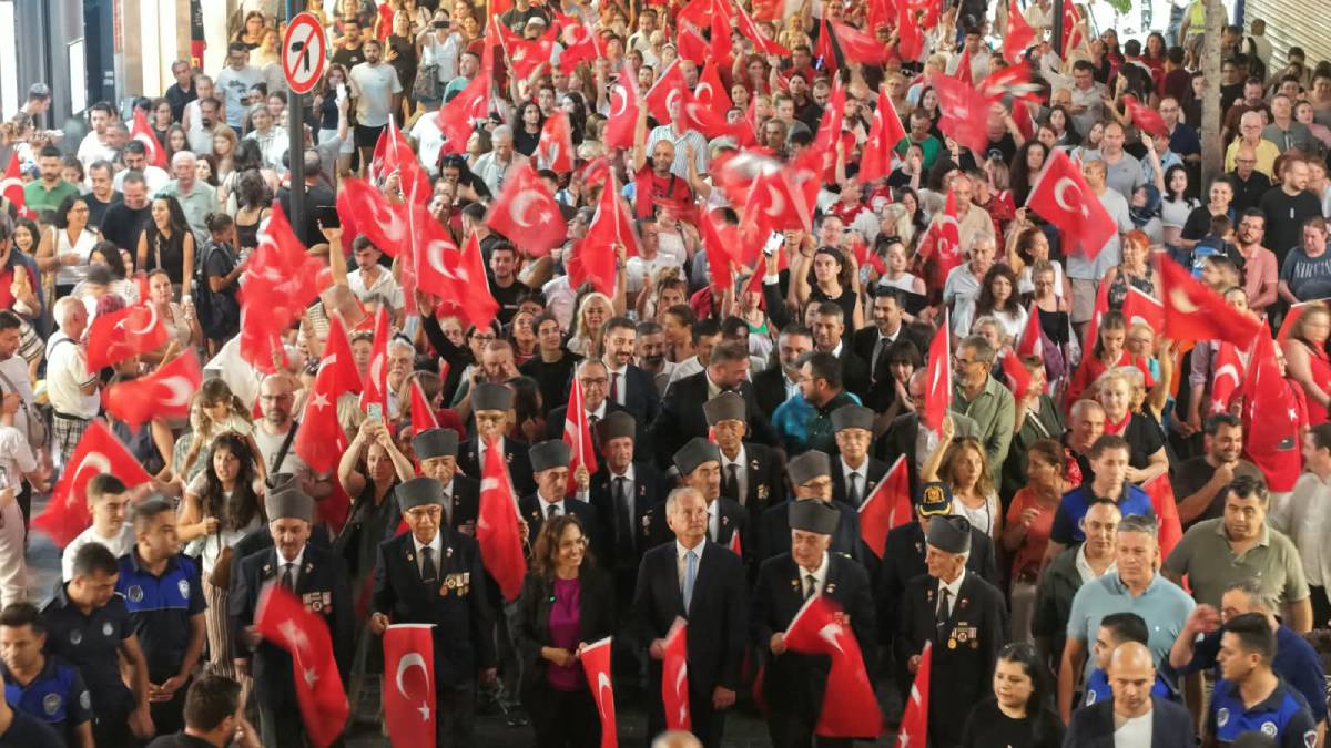 Karşıyaka’da 9 Eylül coşkusu sokakları kırmızı beyaza bürüdü