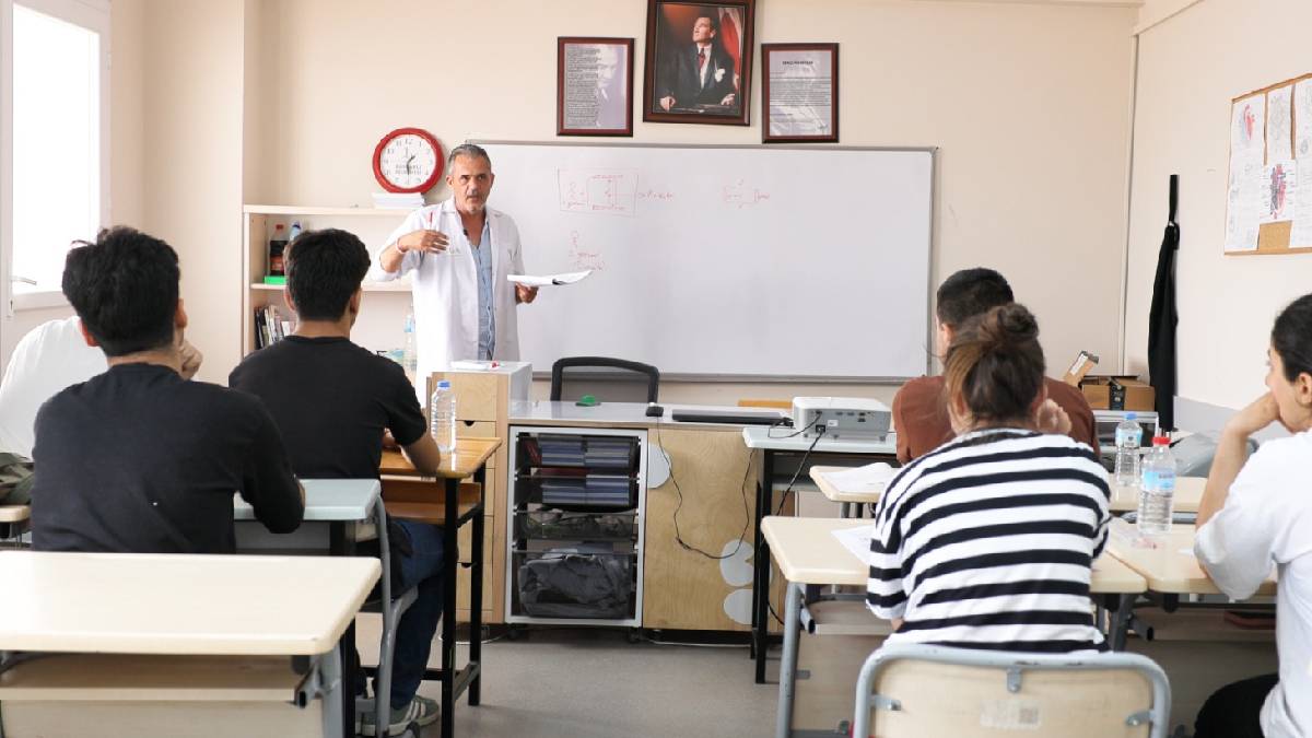 Bayraklı’da eğitime anaokulundan üniversiteye kadar destek