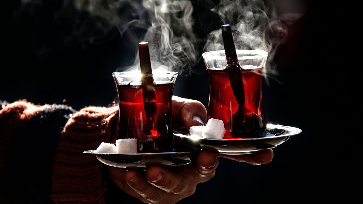 Yıllardır lezzetli diye içilen kaynar çay meğer kanser riskini üçe katlıyormuş