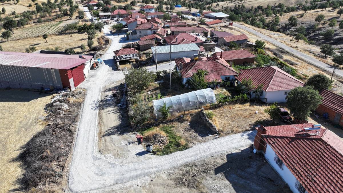Selendi Gölbaşı’nda yollar ilk kez parke taşına kavuşuyor