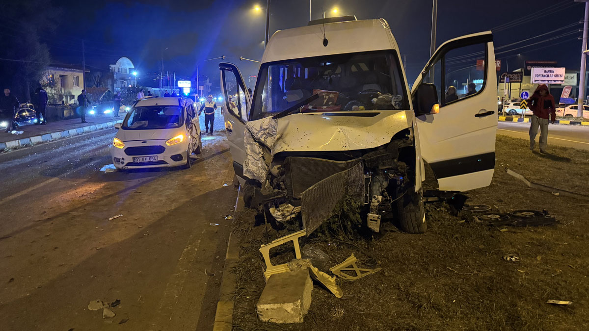Bartın'da düğün dönüşü minibüs ile hafif ticari araç çarpıştı: 21 yaralı