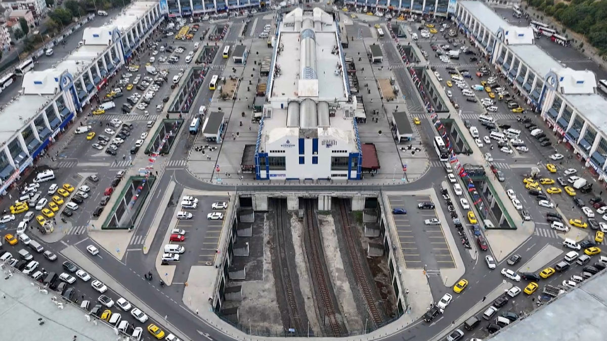 Okulların açılmasına saatler kala İstanbul’da dönüş trafiği: Otogarda uzun kuyruklar oluştu