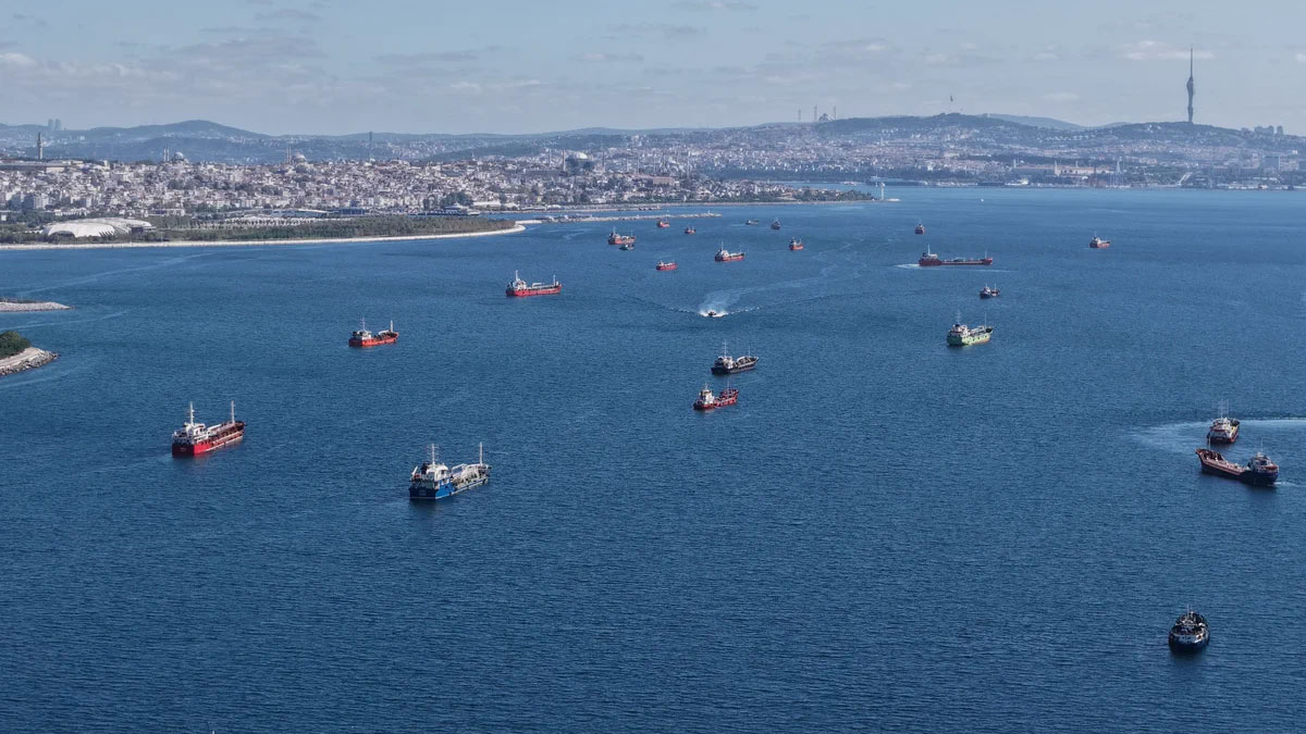Karadeniz otoparkı: Savaş yüzünden Karadeniz’e açılamayan yüzlerce gemi Marmara’ya demirledi