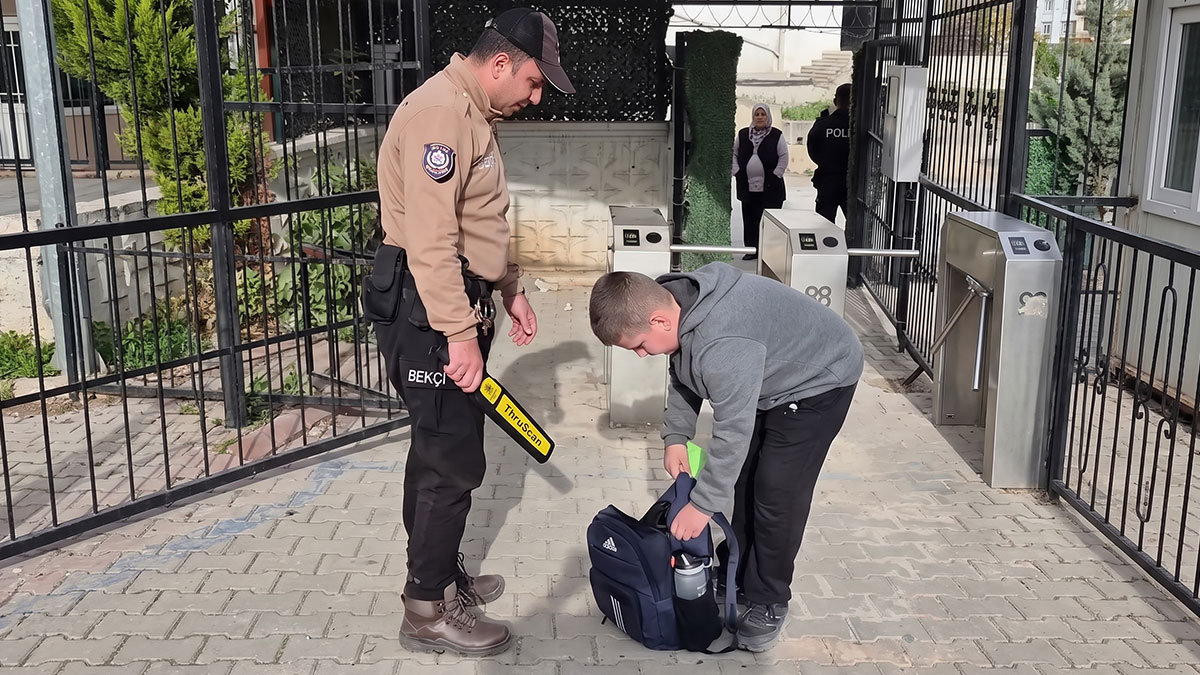Okullarda dedektörlü arama yapılacak, veliler randevusuz giremeyecek