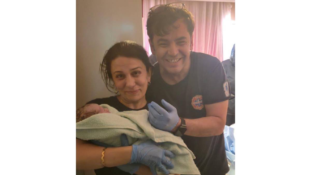 Bir ihbar, yeni bir hayatın başlangıcı: İzmir İtfaiyesi meslek yaşamlarının en özel anlarından birine tanık oldu