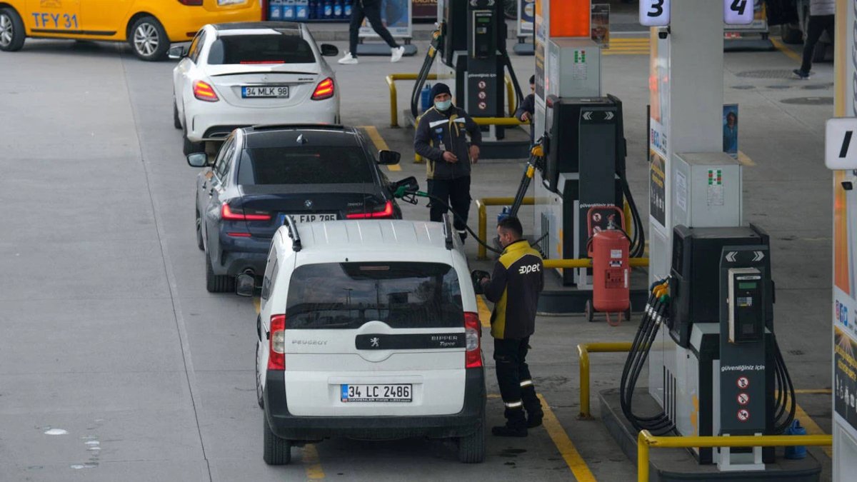 Otomobil yol kenarında yürüyen gençlere çarptı: 1 ölü, 2 yaralı