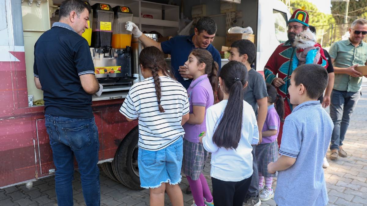 Başkan Anıl Yetişkin’den minik öğrencilere ilk gün sürprizi