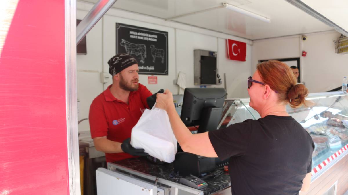 Halk Et Mobil Satış Tırı her gün farklı ilçede hizmet veriyor