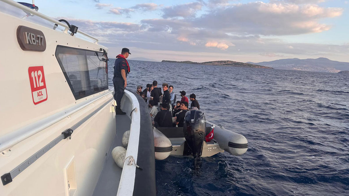 İzmir açıklarında 19 düzensiz göçmen yakalandı