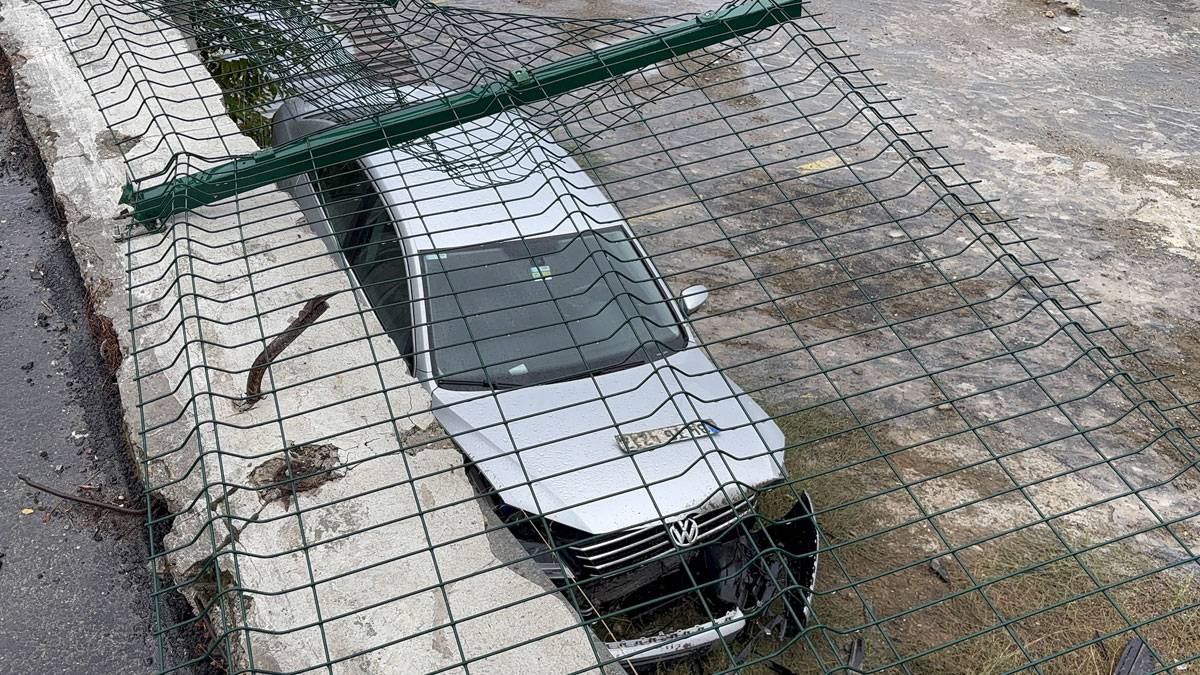 Zeytinburnu’nda park kazası: Otomobil 3 metrelik duvardan düştü