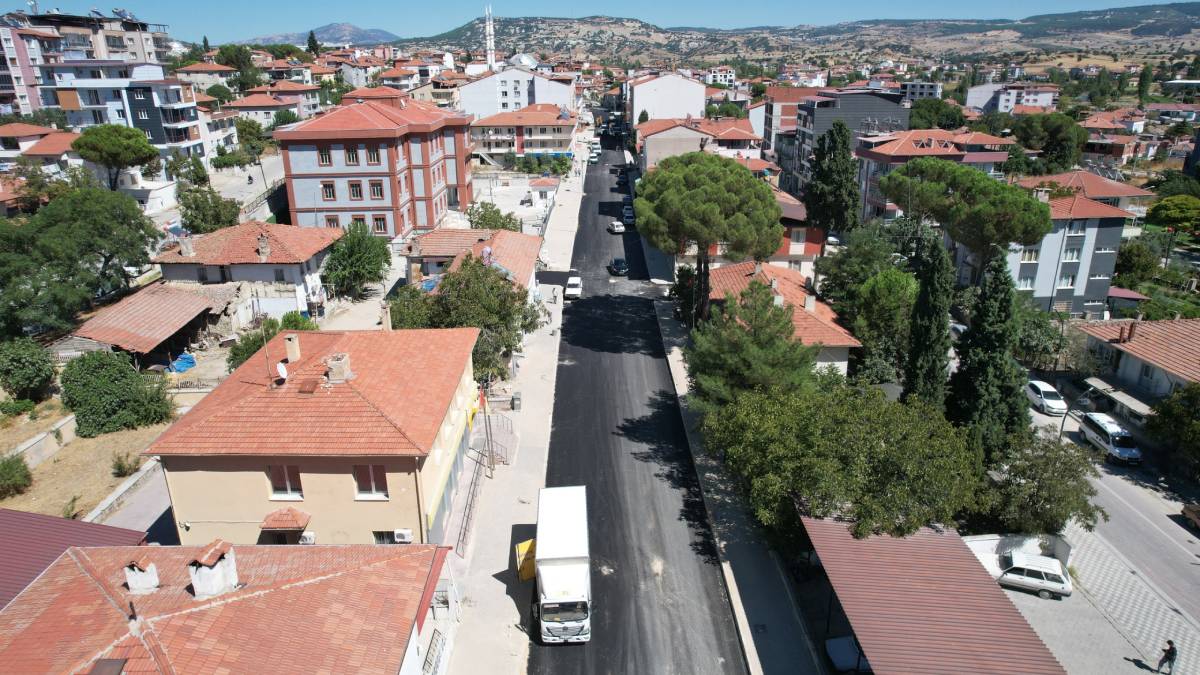 Selendi Atatürk Caddesi’nde yılların yol sorunu çözülüyor