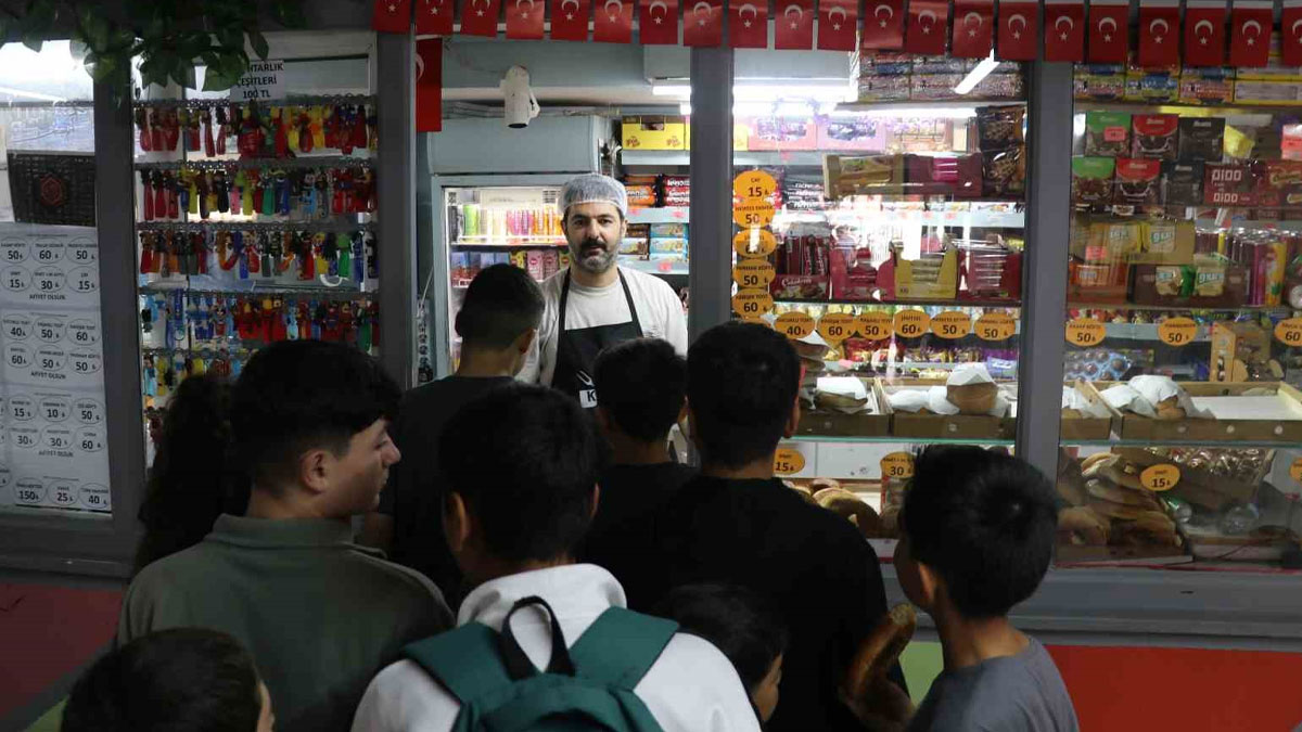 Öğrencilere bir tost bile lüks oldu: Kantinden alışveriş yapamayanlar için “askıda tost”