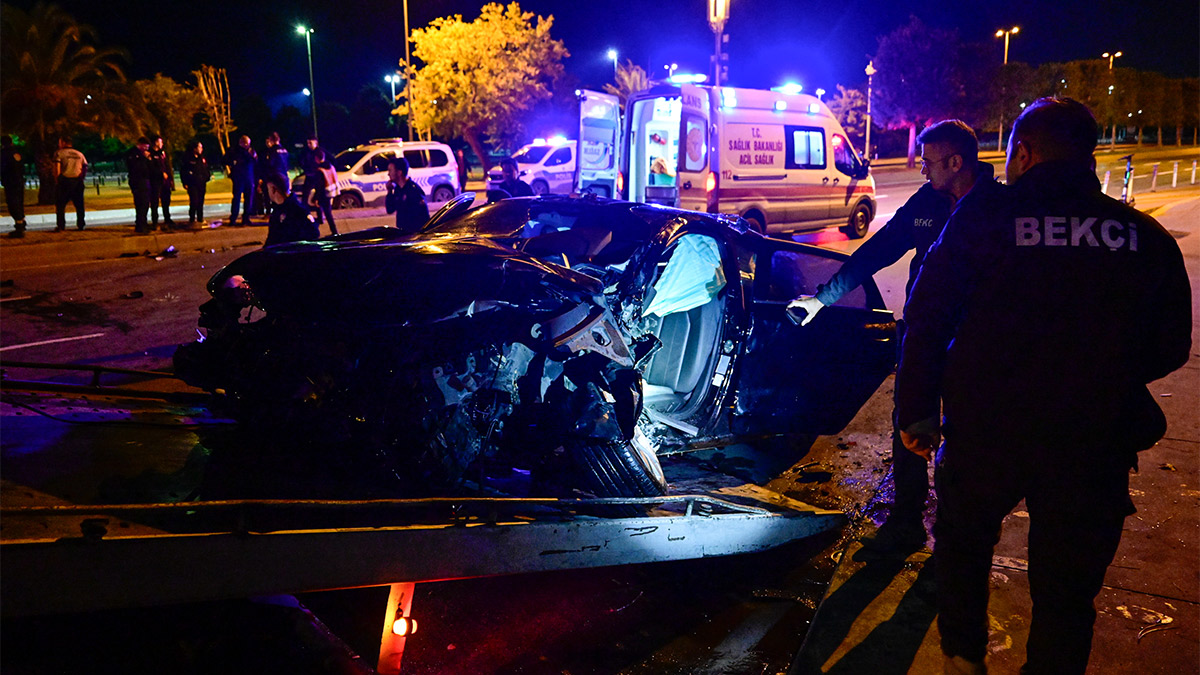 Elazığ'da kamyonet ve otomobil çarpıştı: 2 ölü, 4 yaralı