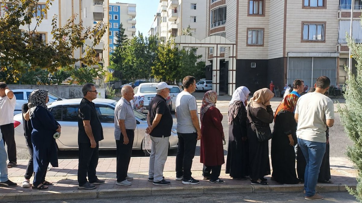 Et ve Süt Kurumu önünde indirim kuyruğu: 1 kilo kıyma için 5 saat bekliyorlar