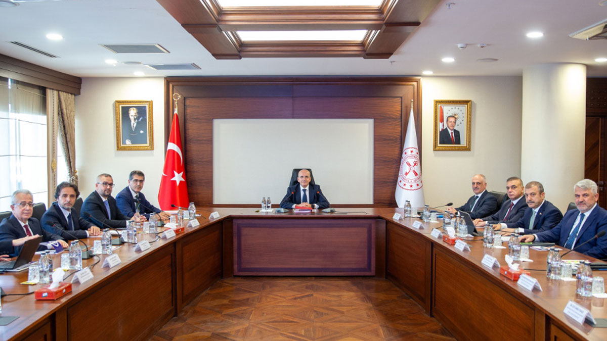 Yatırım şirketlerindeki operasyonlardan sonra kritik toplantı başladı: Gözler Şimşek başkanlığındaki FİK’te