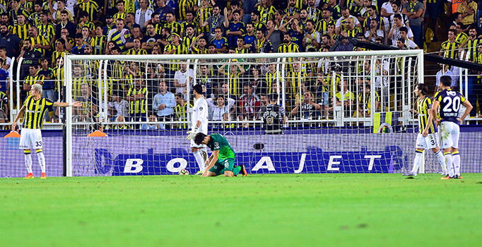 Fenerbahçe tribünleri Aziz Yıldırım'ı istifaya çağırdı!