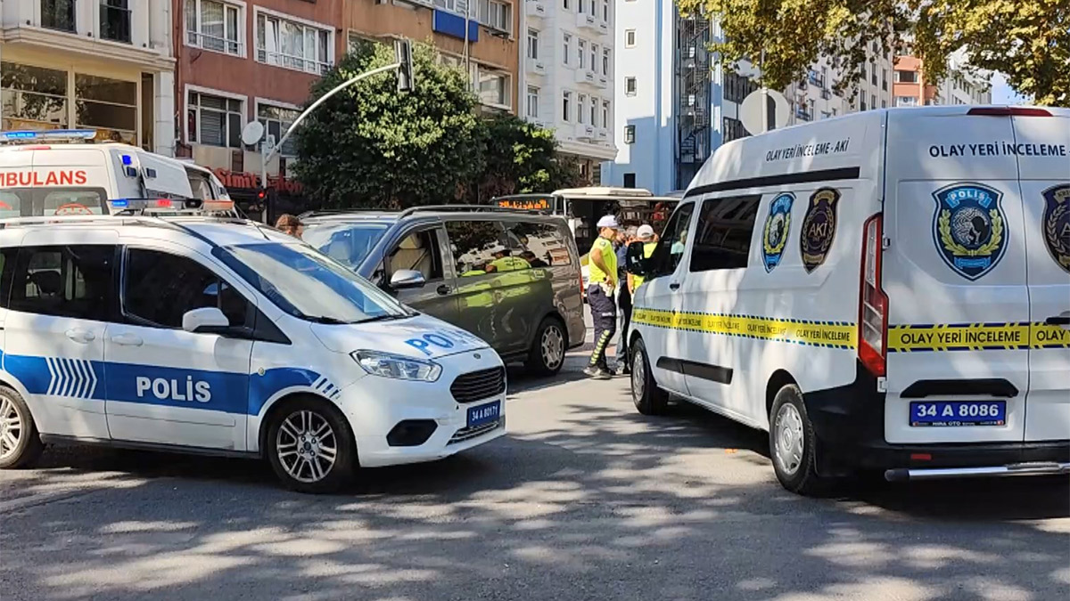 Fatih’te feci kaza! Yolun karşısına geçmek istedi, 2 minibüs çarptı