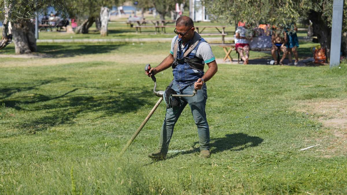 Burhaniye’de park ve yeşil alanlarda bakım çalışmaları sürüyor